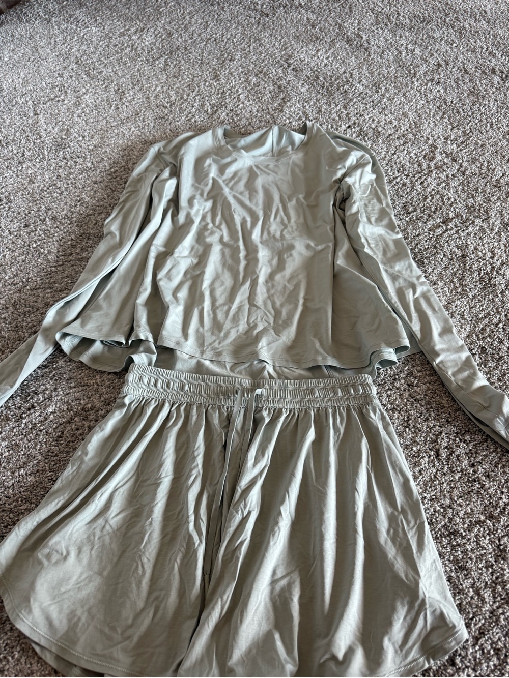 Women’s Lightweight Long-Sleeve Top & Shorts Loungewear Set in Sage LuluLemon - Picture 3 of 8
